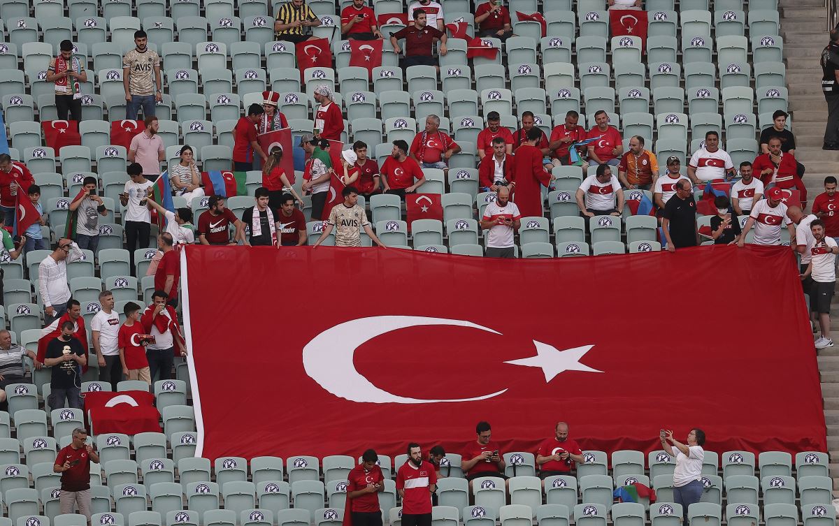 Azerbaycanlı taraftarlar, Galler'e karşı Türkiye'yi destekliyor