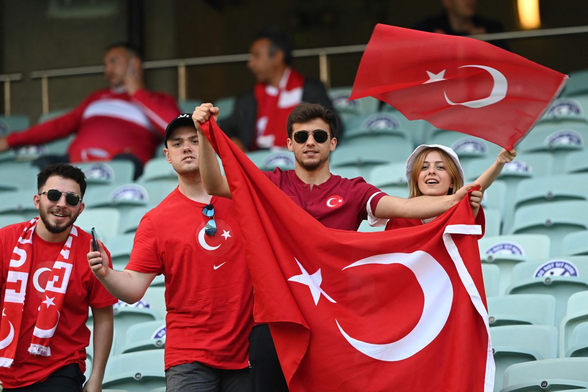 Azerbaycanlı taraftarlar, Galler'e karşı Türkiye'yi destekliyor