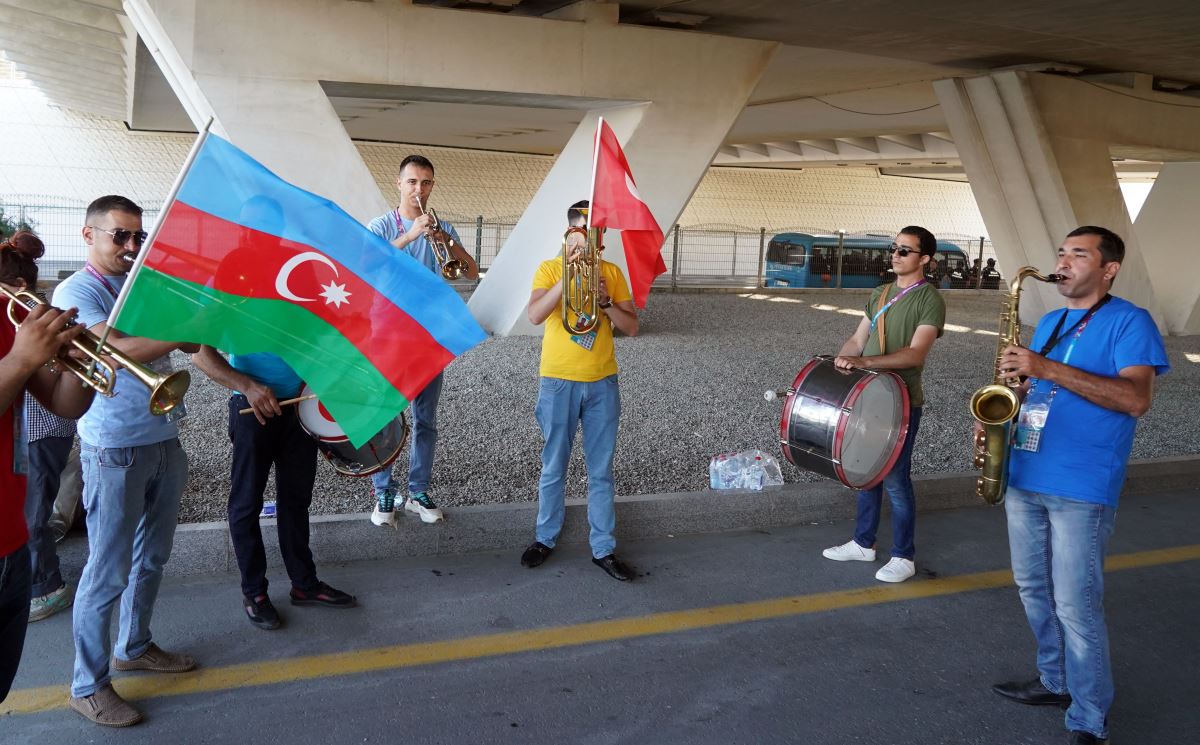 Azerbaycanlı taraftarlar, Galler'e karşı Türkiye'yi destekliyor