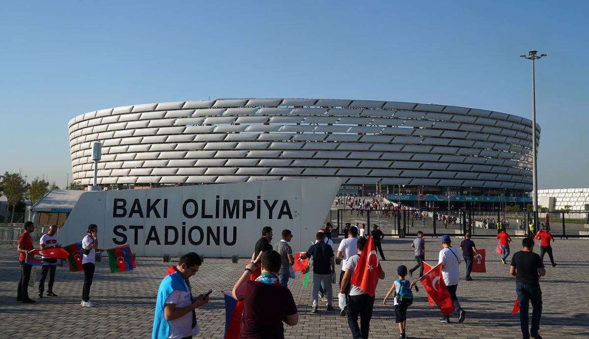 Azerbaycanlı taraftarlar, Galler'e karşı Türkiye'yi destekliyor