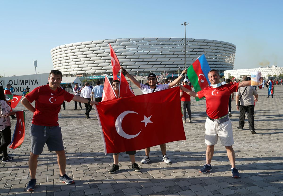 Azerbaycanlı taraftarlar, Galler'e karşı Türkiye'yi destekliyor