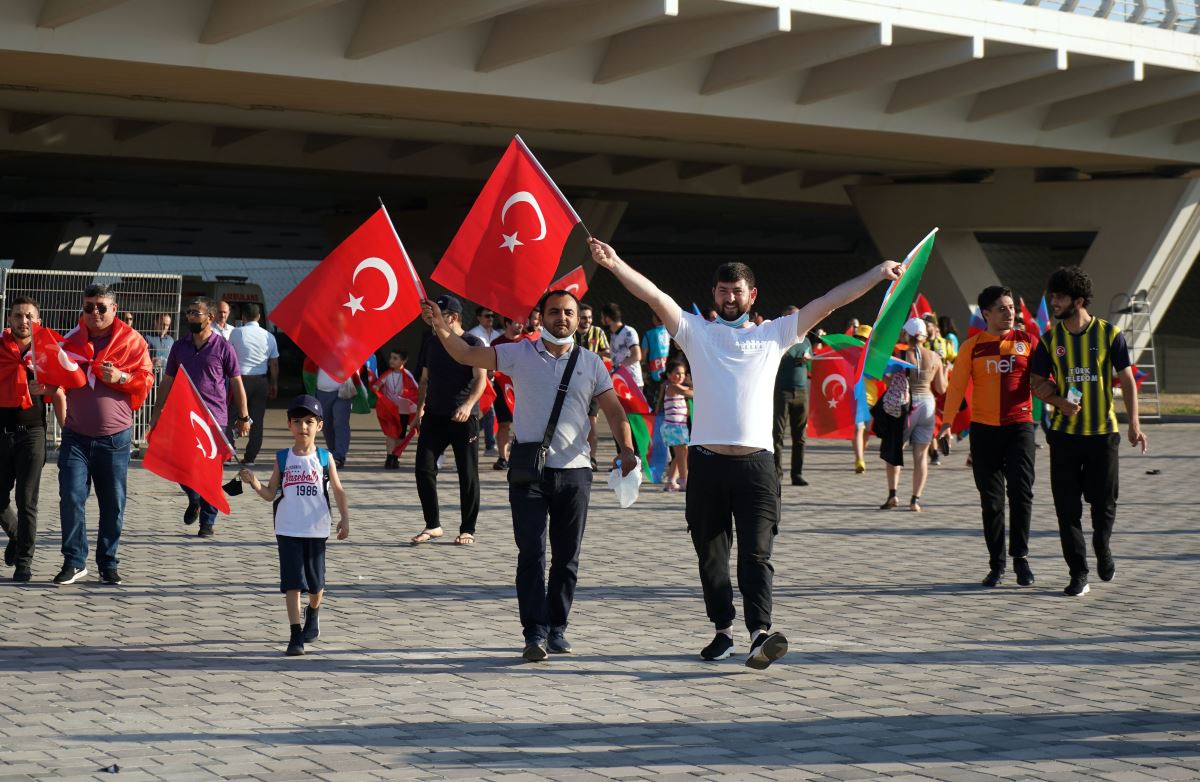 Azerbaycanlı taraftarlar, Galler'e karşı Türkiye'yi destekliyor