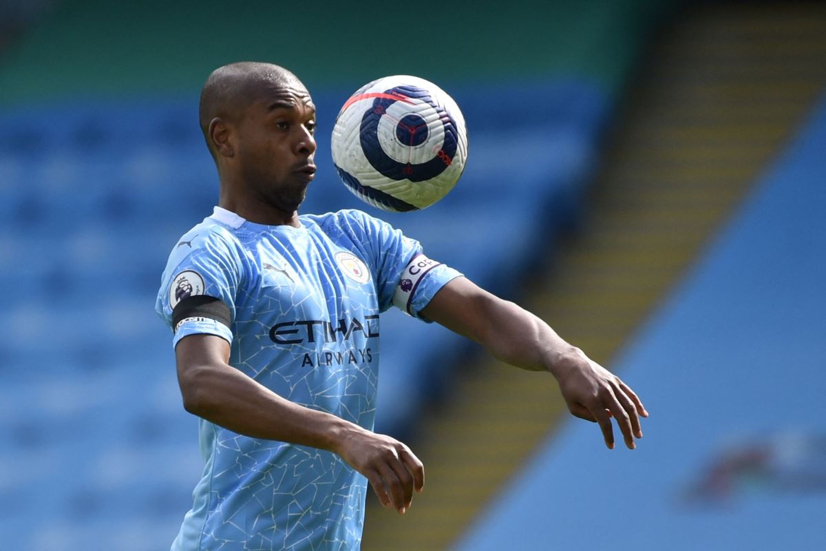 Galatasaray ile ismi geçen Fernandinho, Manchester City ile yeni sözleşme imzaladı