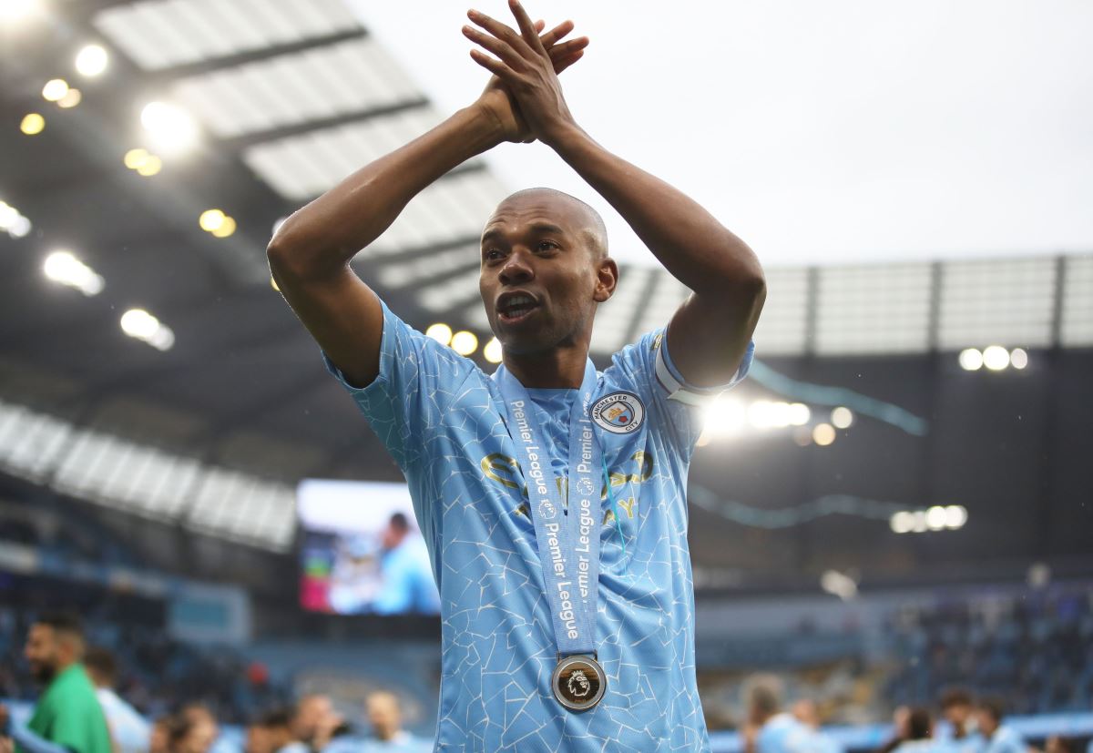 Galatasaray ile ismi geçen Fernandinho, Manchester City ile yeni sözleşme imzaladı