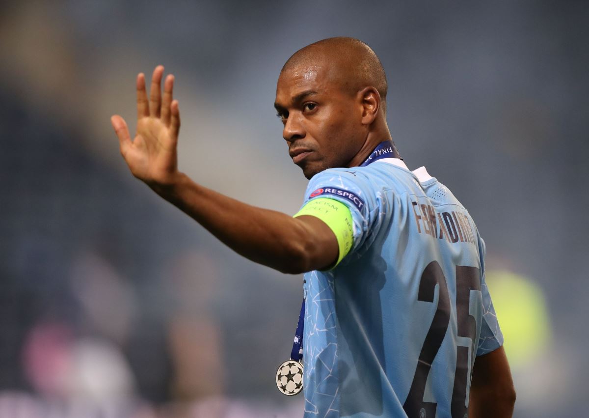 Galatasaray ile ismi geçen Fernandinho, Manchester City ile yeni sözleşme imzaladı