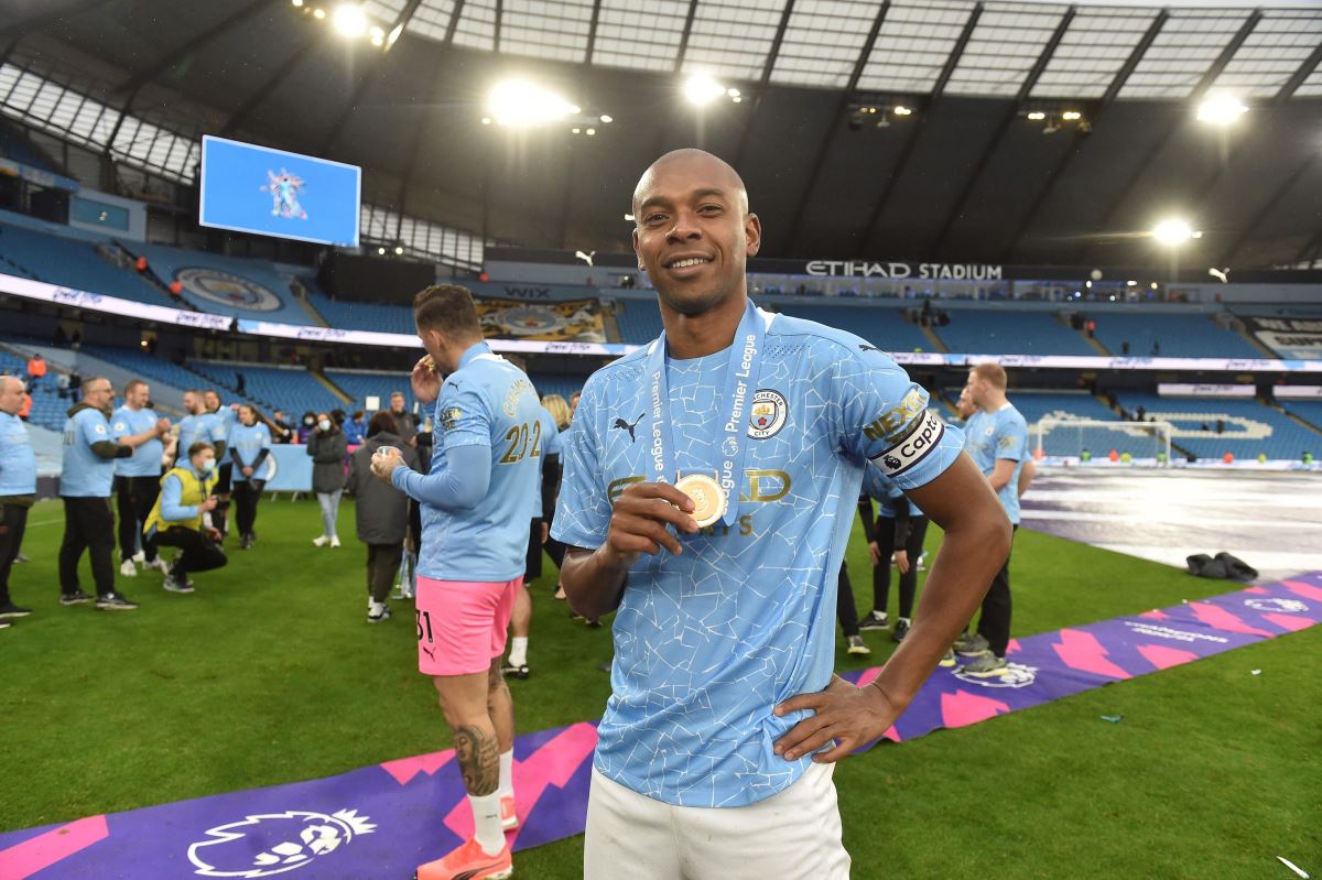 Galatasaray ile ismi geçen Fernandinho, Manchester City ile yeni sözleşme imzaladı