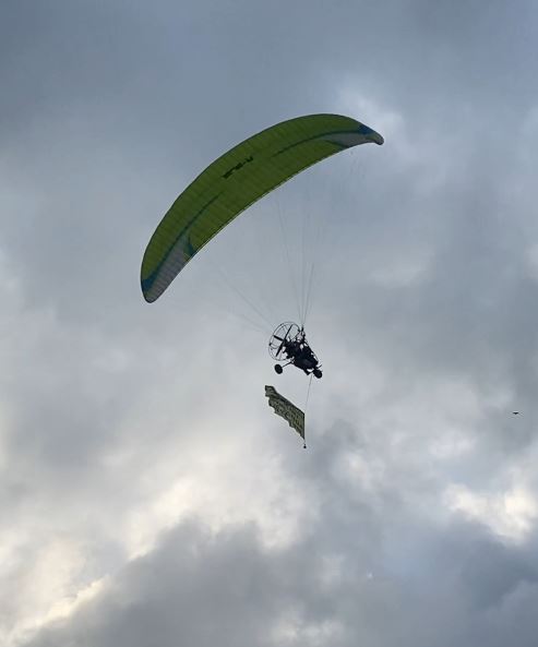 Kiraladığı paramotora 'dolandırıldım, hakkımı arıyorum' afişi asıp uçtu