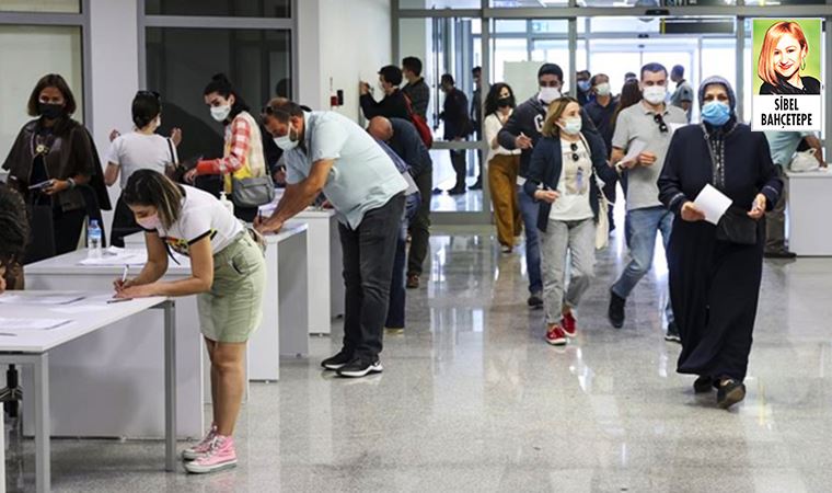 Sağlık Bakanlığı’nın aşı seferberliği kaosa neden oldu: Uzun kuyruklar oluştu