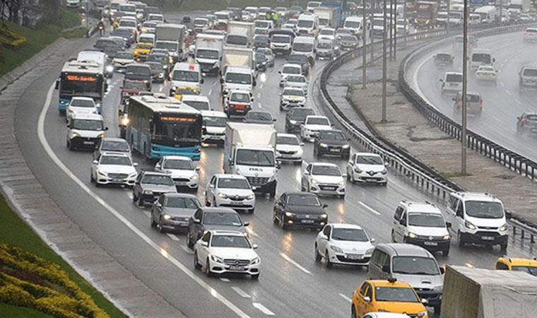 Sağanak etkili oldu: İstanbul'da trafik durdu