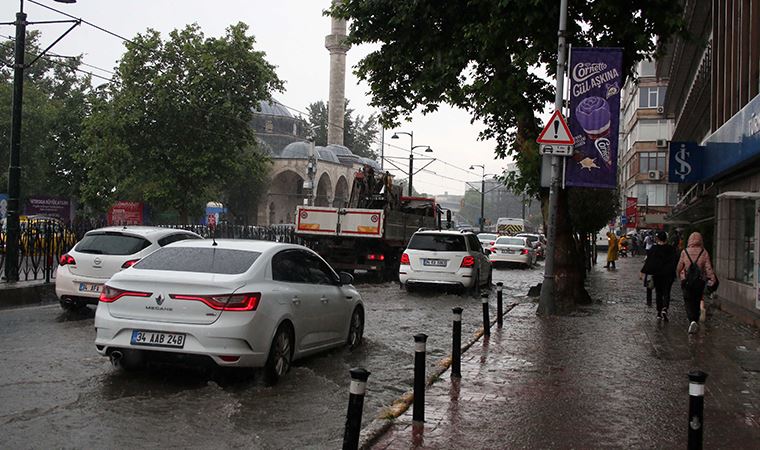 İstanbul'da sağanak: 17 noktada su baskını