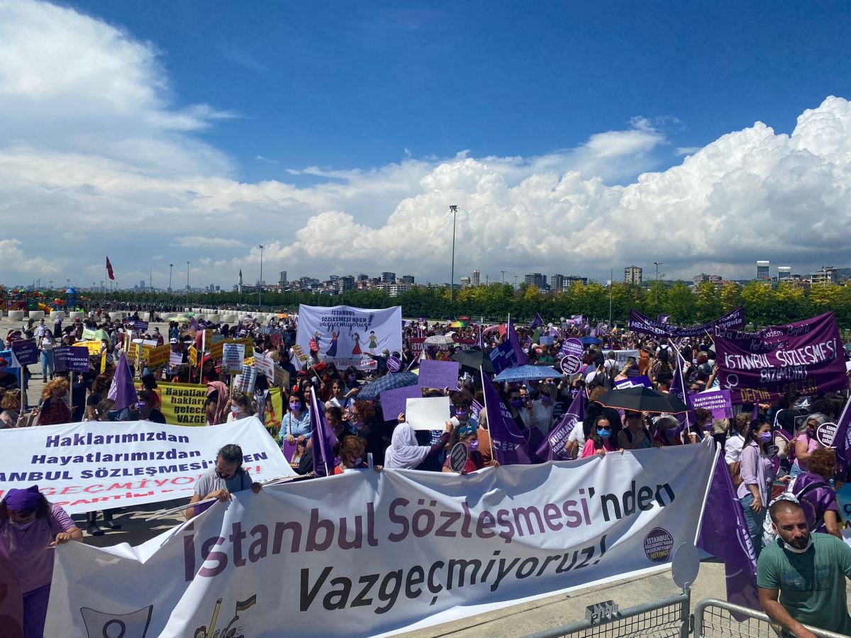 Binlerce kadın Maltepe’de! "İstanbul Sözleşmesi’nden vazgeçmiyoruz"