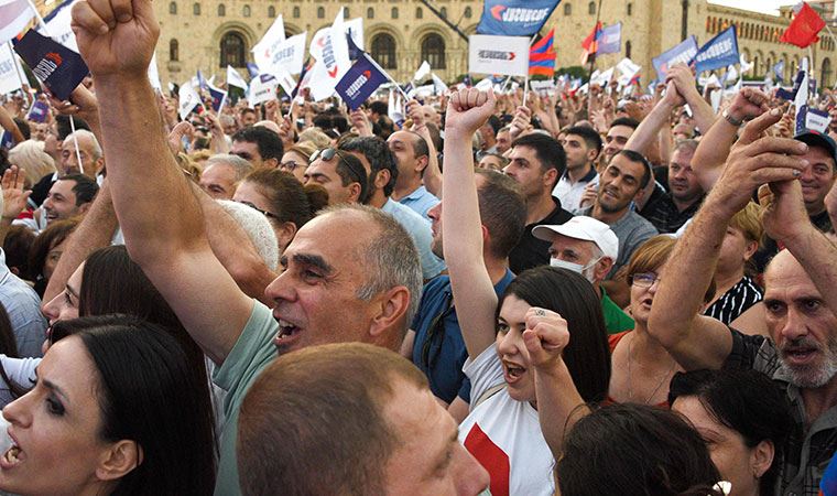 Ermenistan’da gergin seçim