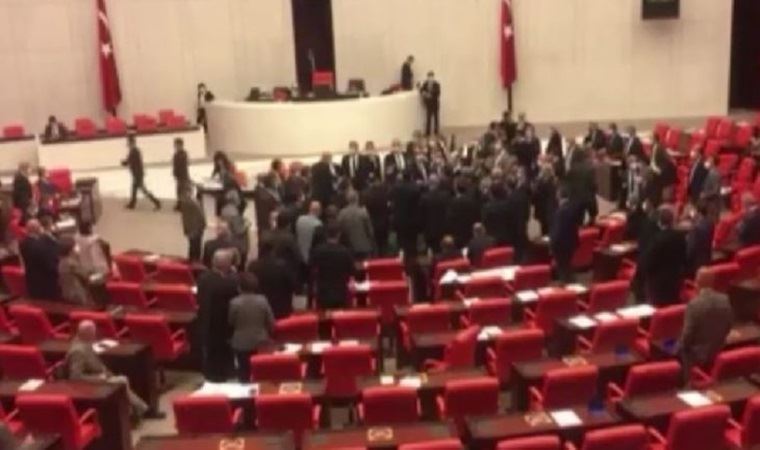 'Cumhurbaşkanı tarafsız değil' dedi, AKP'liler üzerine yürüdü