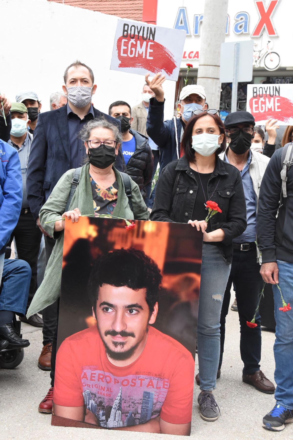 <p>Eskişehir'de, 2 Haziran 2013'te Gezi Parkı protestoları sırasında saldırıya uğrayıp, tedavi gördüğü hastanede 38 gün sonra yaşamını yitiren üniversite öğrencisi Ali İsmail Korkmaz (19), dövüldüğü sokakta anıldı.</p>