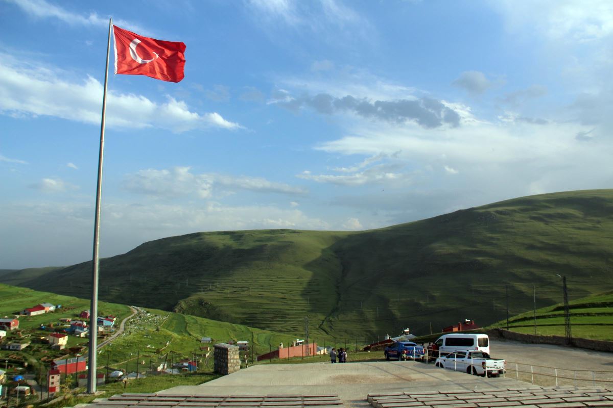 Atatürk'ün silüeti, Karadağ sırtlarında