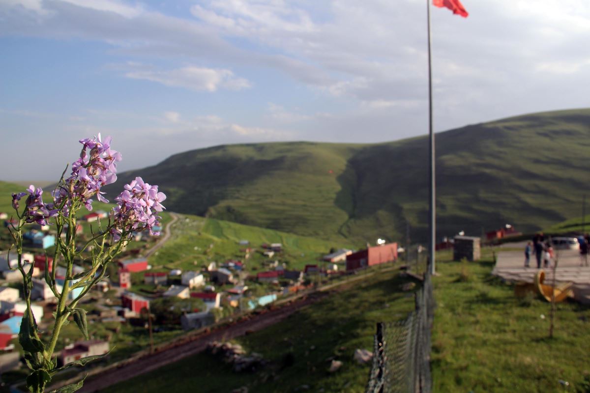 Atatürk'ün silüeti, Karadağ sırtlarında