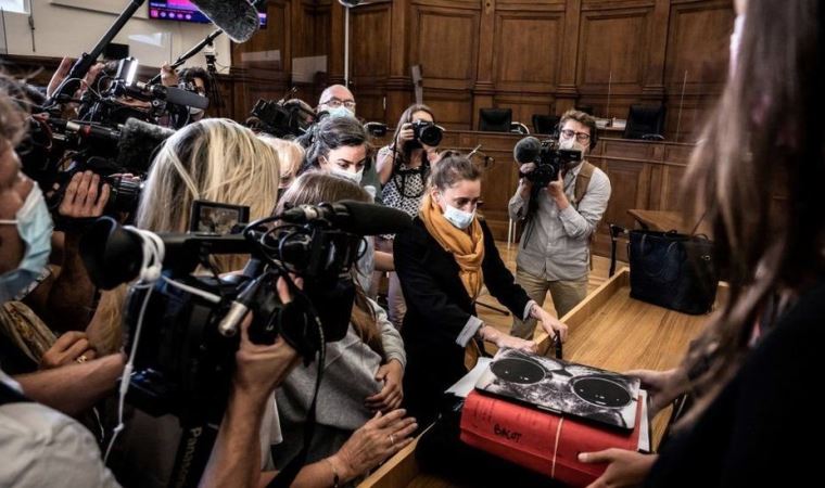 Fransa'da çocukluğundan beri cinsel istismarına uğradığı kocasını öldüren kadın yargılanmaya başlandı