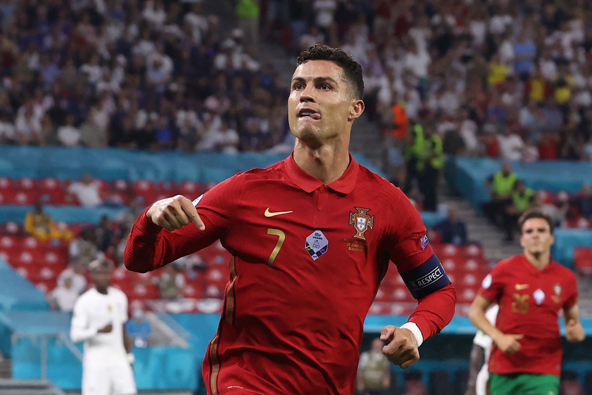 Cristiano Ronaldo'ya maçta kola şişesi atıldı