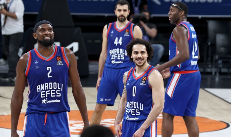 Anadolu Efes'te James Anderson'ın sözleşmesi bir yıl uzatıldı