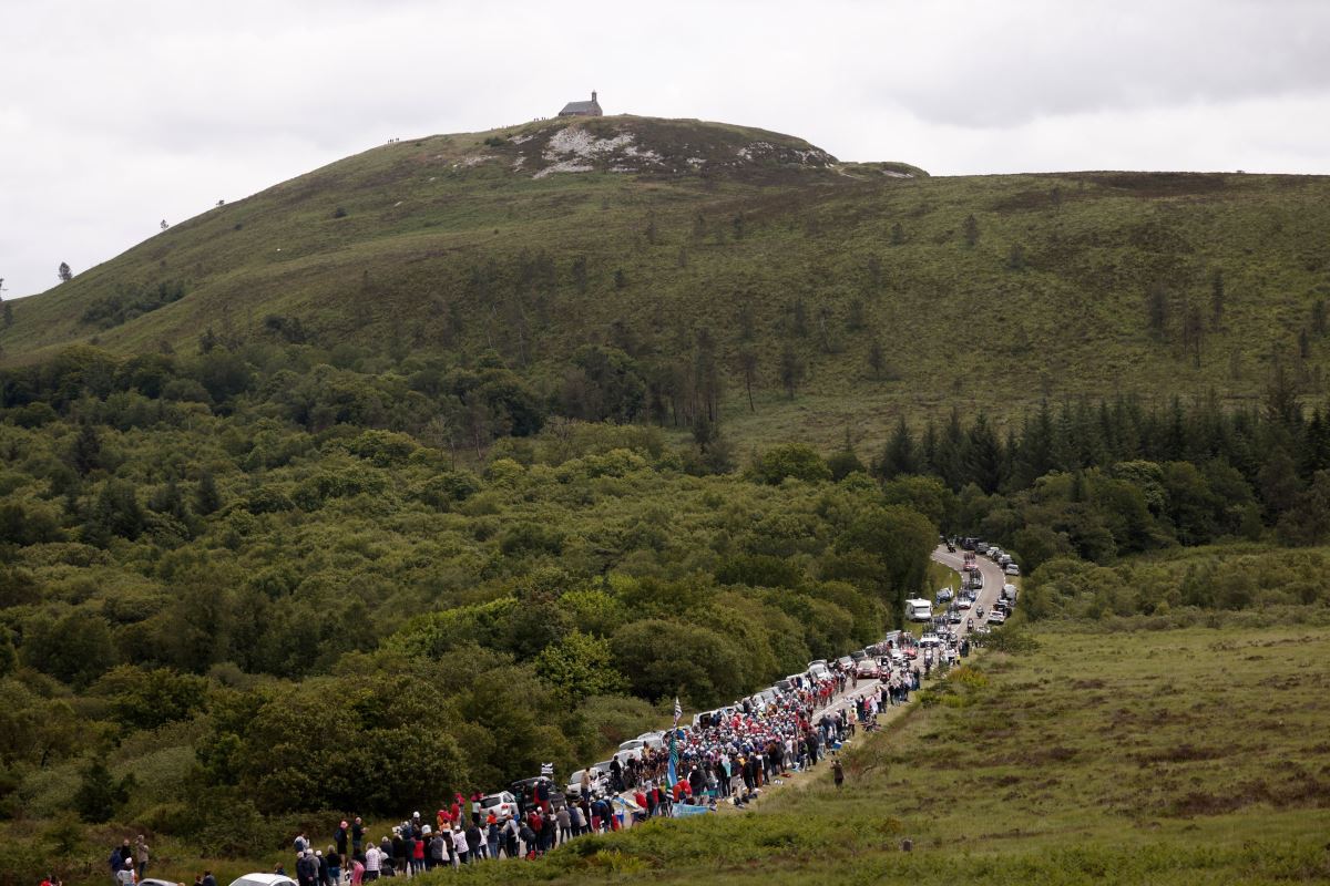 Tour de France’de seyircinin açtığı pankart kazaya sebep oldu