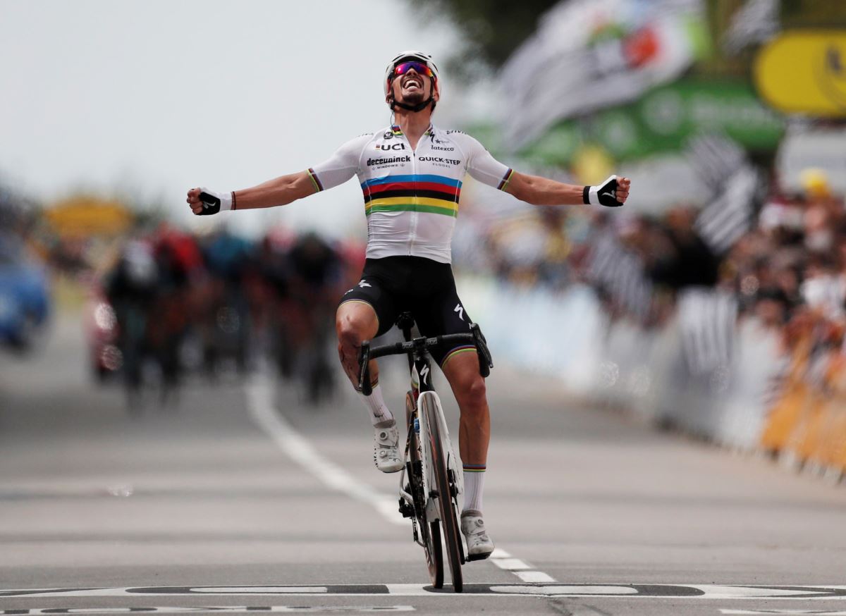 Tour de France’de seyircinin açtığı pankart kazaya sebep oldu