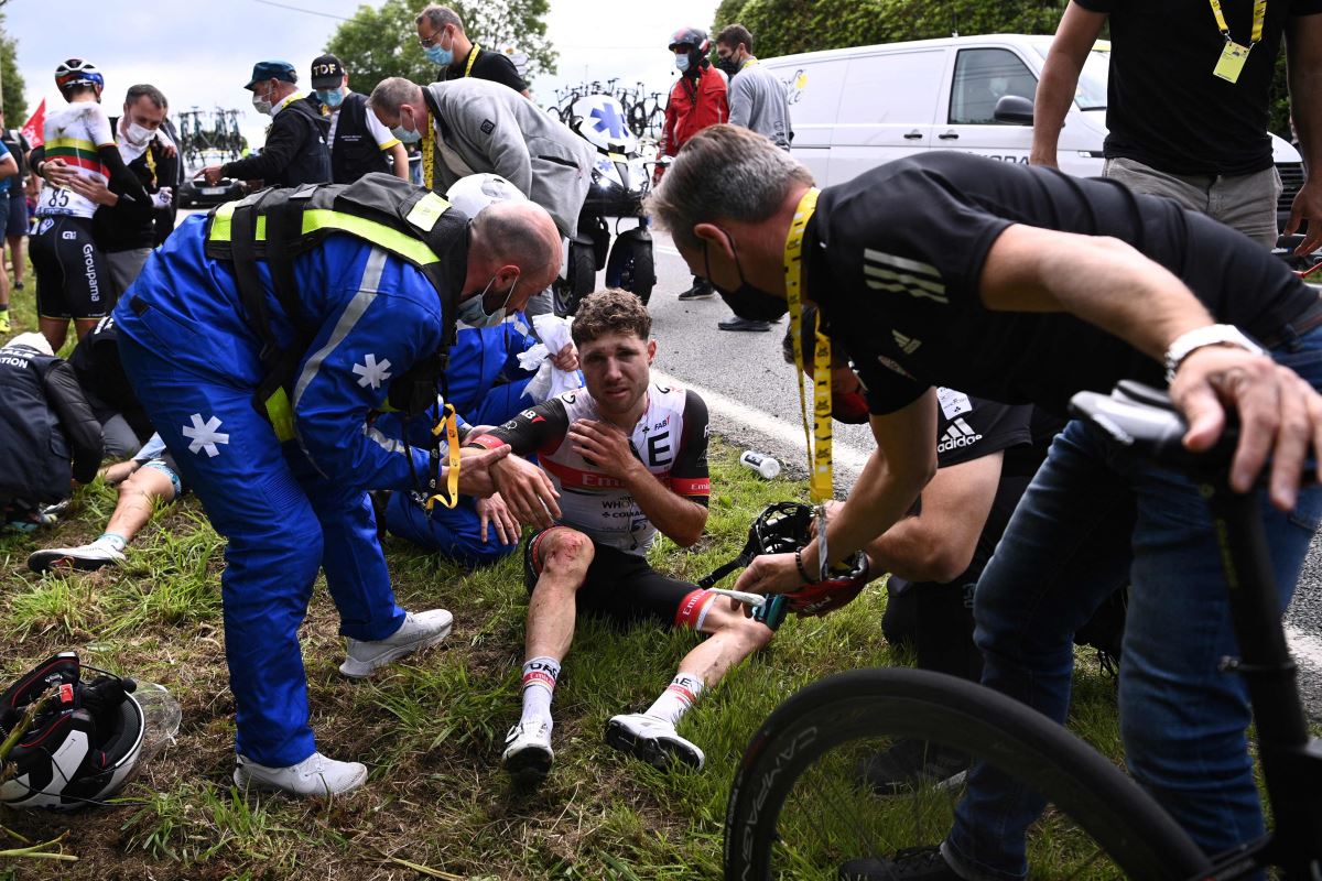 Tour de France’de seyircinin açtığı pankart kazaya sebep oldu