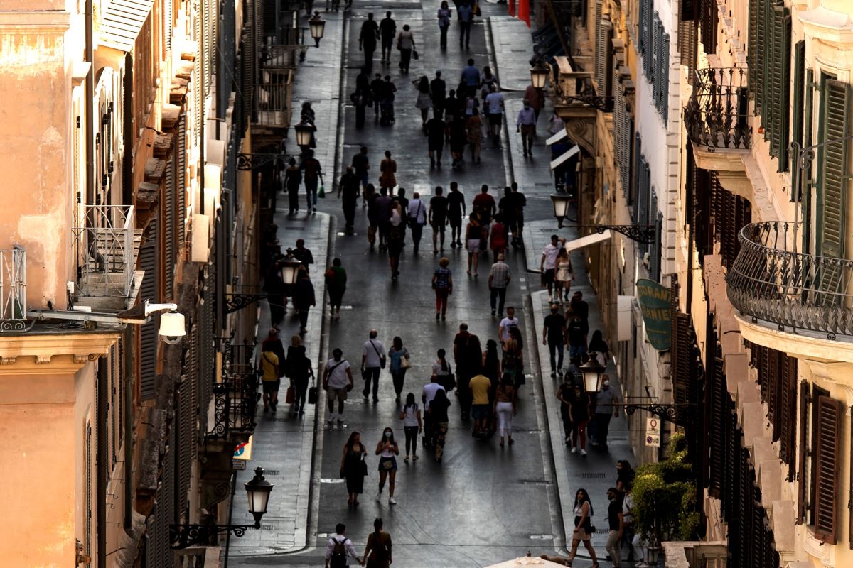 Salgının en çok vurduğu İtalya, açık havada maskeyi çıkardı