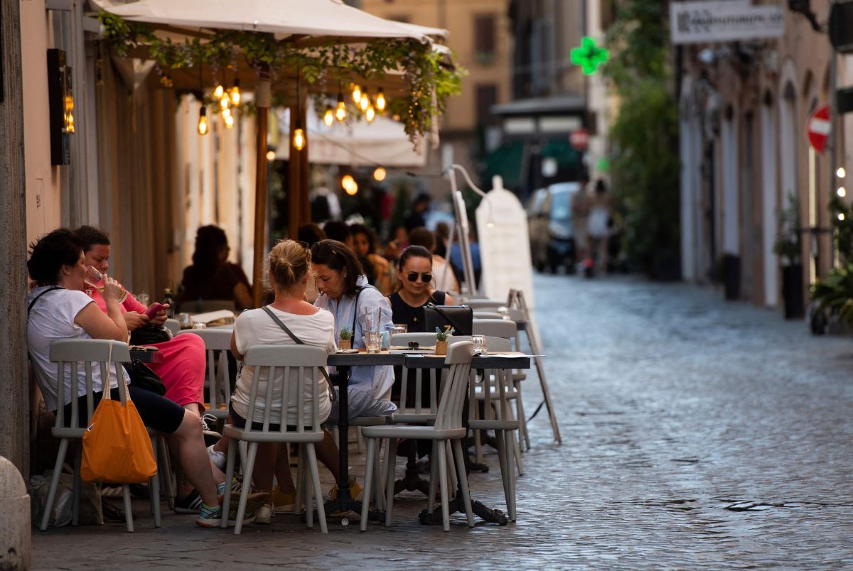 Salgının en çok vurduğu İtalya, açık havada maskeyi çıkardı