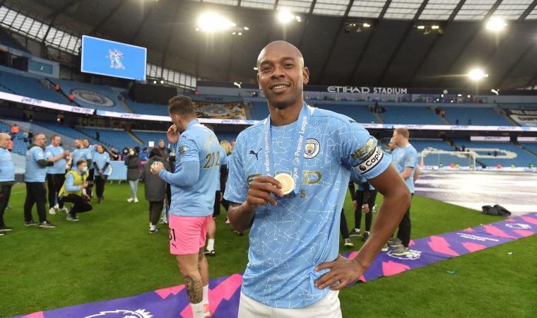 Fernandinho bir sezon daha Manchester City'de