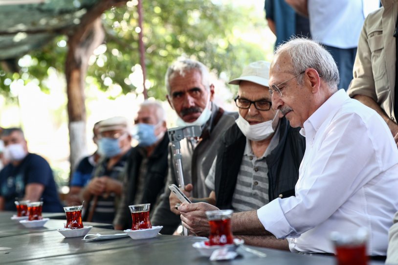 Kılıçdaroğlu, Aydın'da çiftçilerle çilek hasadı yaptı