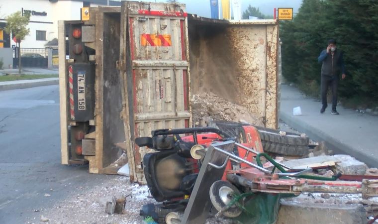 Sarıyer'de iş makinası ve moloz yüklü kamyon devrildi: 2 yaralı