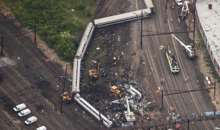 Çin'de yolcu treni demir yolu işçilerine çarptı: Hayatını kaybedenler var