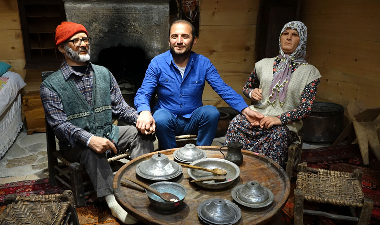 Ölen yakınlarını bal mumu heykelleri ile yaşatıyor