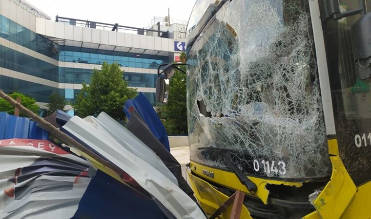 Kağıthane’de freni boşalan İETT otobüsü metro inşaatına daldı