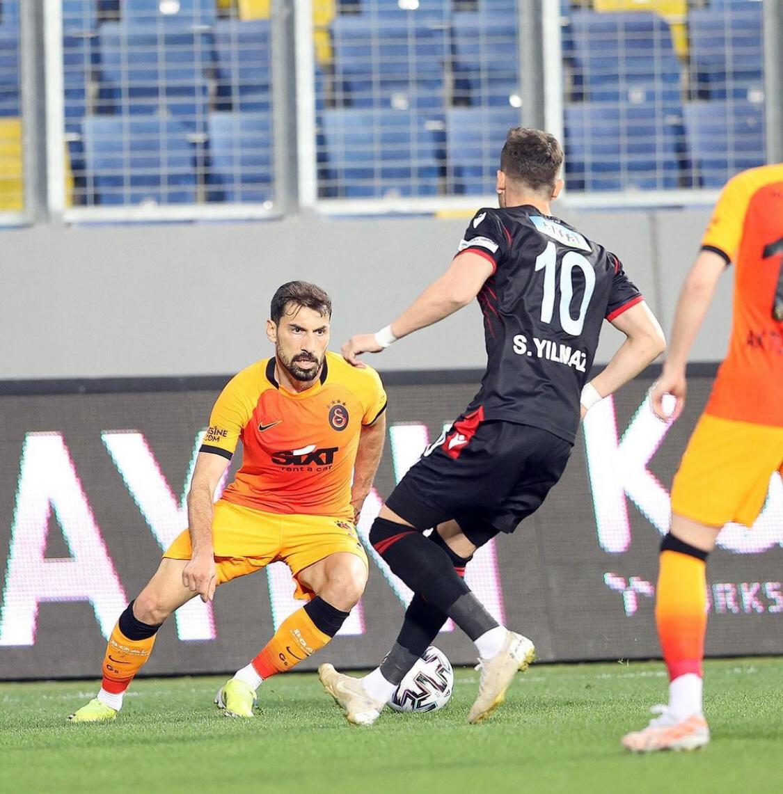 Galatasaray'ın tecrübeli futbolcusu Şener Özbayraklı takıma veda etti