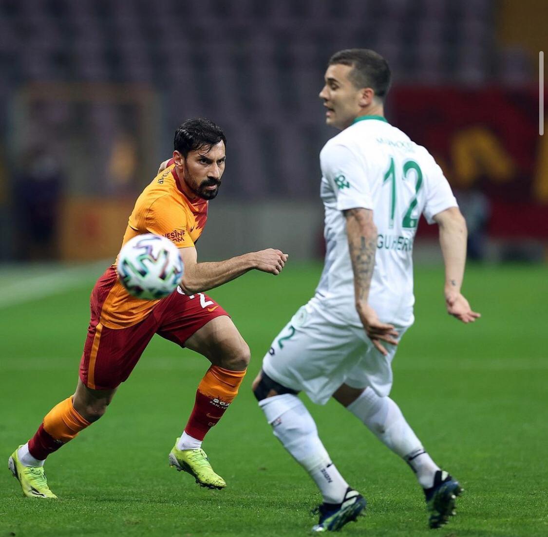 <p>Galatasaray'ın sağ beki Şener Özbayraklı Galatasaray'dan ayrıldığını açıkladı. </p>