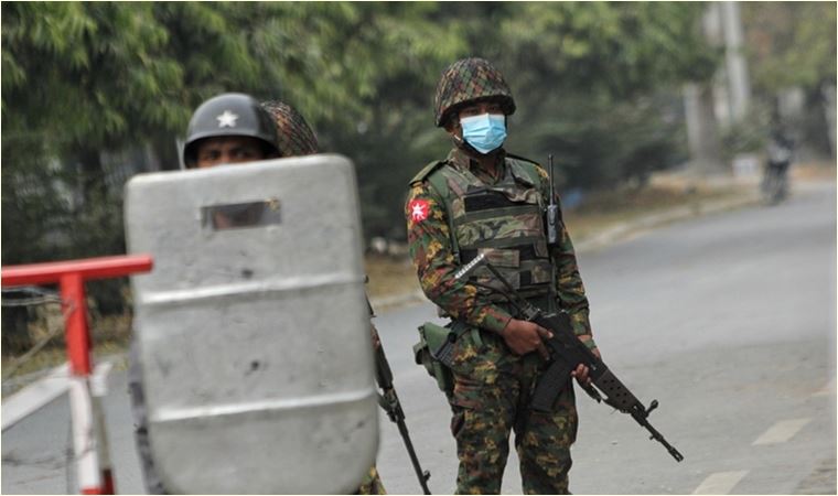 Myanmar'da darbeden bu yana en az 800 askerin orduyu terk ettiği belirtildi