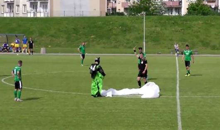 Polonya'da futbol maçı sırasında sahaya paraşütçü indi