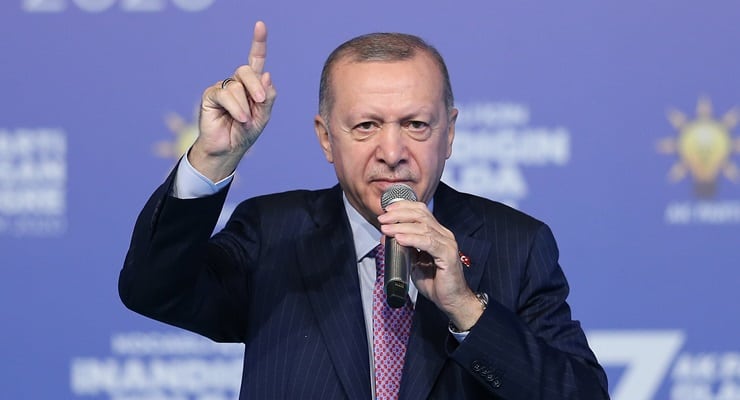 Bilim insanı Özlem Türeci'yi, 'Uğur Bey'in eşi' olarak niteleyen Erdoğan'a tepki yağdı