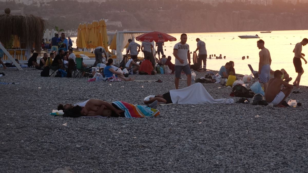 Sıcaktan bunalanlar Konyaaltı sahilinde sabahladı