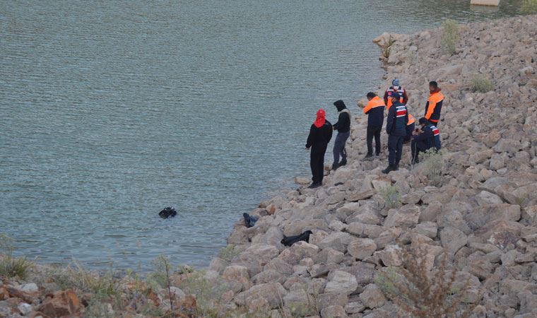 Sulama göletine giren 2 kardeş boğuldu