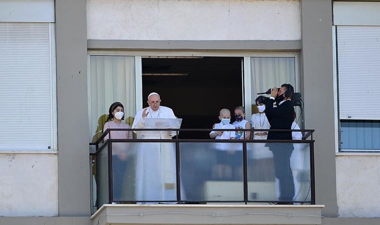 Ameliyat geçiren Papa Francis, hastane balkonundan pazar duasını yaptı