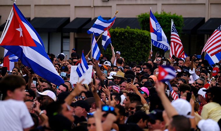 Küba'da hükümet karşıtı eylemler: Protestocular ABD bayrağıyla yürüdü