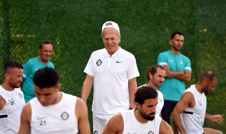 Altay'da Mustafa Denizli sahaya indi