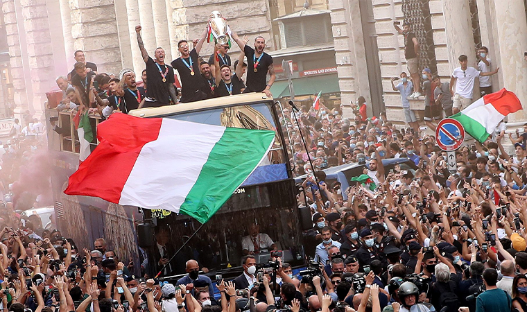 EURO 2020 şampiyonu İtalya Milli Takımı, Roma'da tur attı