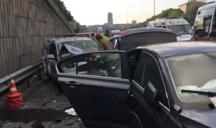 Sarıyer'de TEM Otoyolu'nda polis aracıyla otomobil çarpıştı: Çok sayıda yaralı var