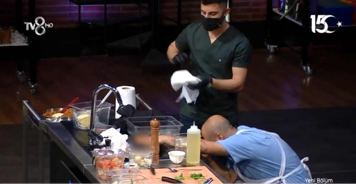 MasterChef'te yarışmacı parmağını kesti, sağlık ekipleri çağrıldı: 'Bu kan durmaz'