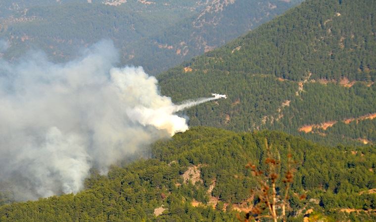 Mersin'deki orman yangınına havadan müdahale yeniden başladı