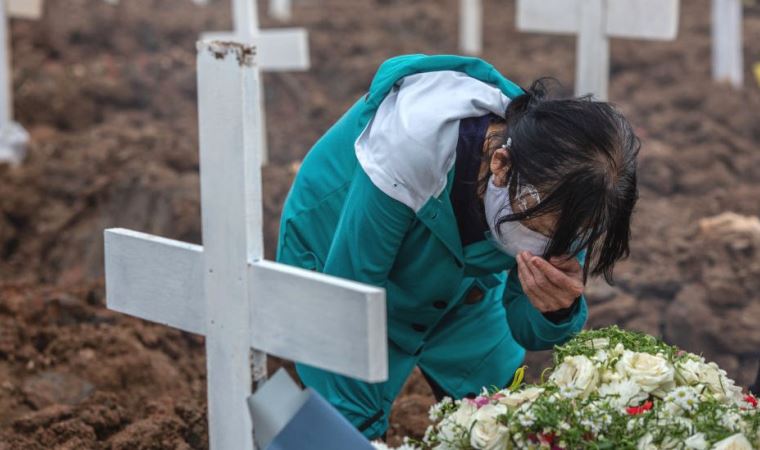 Covid krizinin Asya'daki yeni merkez üssü Endonezya'da yalnız ölmek: Cesetleri itfaiye topluyor