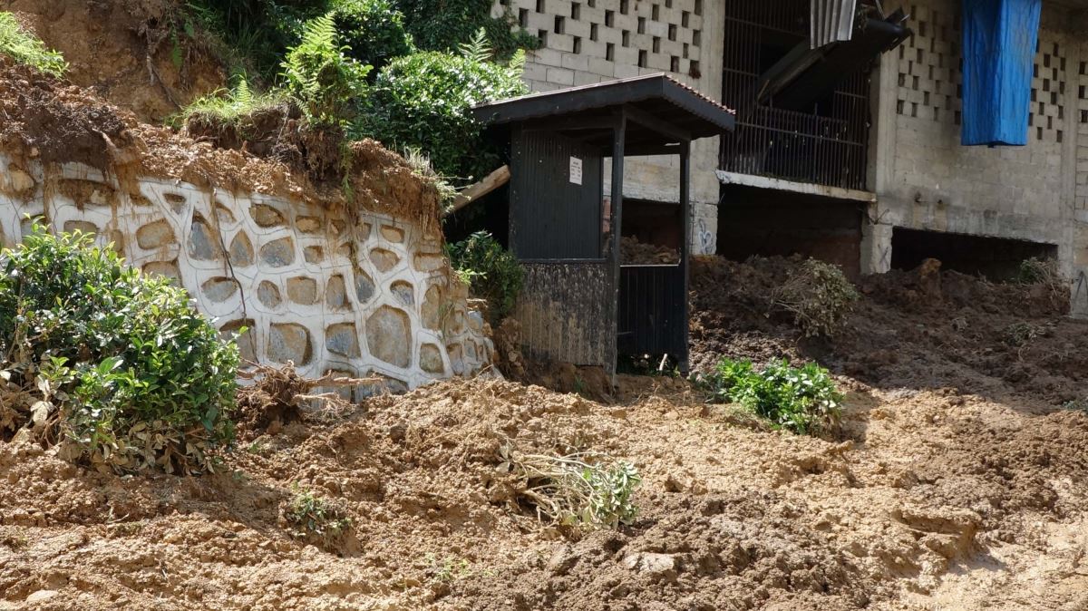 Rize'de heyelanda evler askıda kaldı